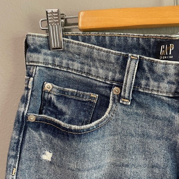 NWT Gap stretch bermuda distressed cutoff denim shorts. Size 4/27 - Picture 4 of 9